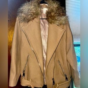 H&M faux fur collared coat with buckles. Beige. Size 6.